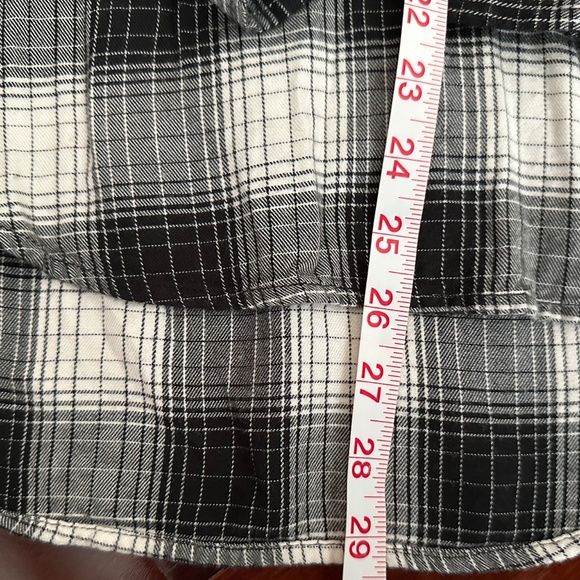 Universal Thread Women's Hi-Lo Black and White Plaid Top Long Sleeves Size XS - Picture 10 of 11